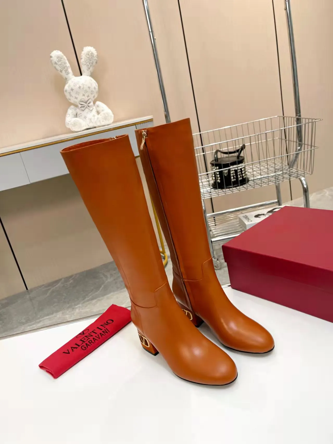 👟👟Ex-factory price 740👟👟 Genuine leather sole +40🆕 Valentino. Valentino autumn and winter fashion women's boots: Comfortable and versatile on the upper feet, showing long legs, Fabric: Imported first-layer cowhide ⚡The most popular V buckle ⚡Inside feet all genuine leather Code number: 35−40 (Customized size 41) Boot height: 15 inches